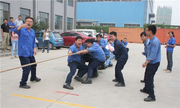 公司第一届职工拔河比赛成功举行
